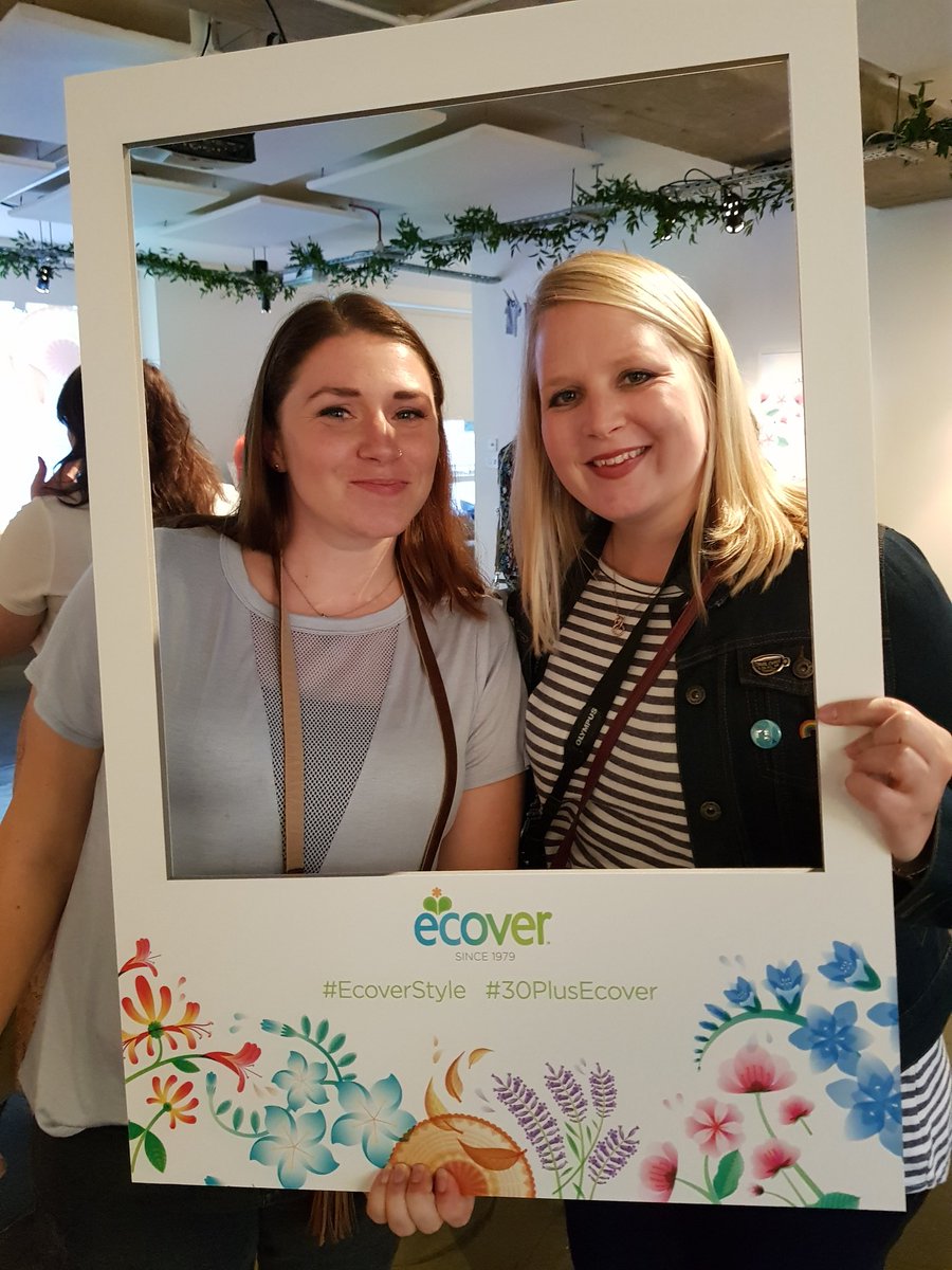 Lyndsayandgirls's tweet photo. Striking a pose with @ScrapbookLives at #EcoverStyle #30plusecover 👕🌸🌿 https://t.co/tsS0qDFk7D