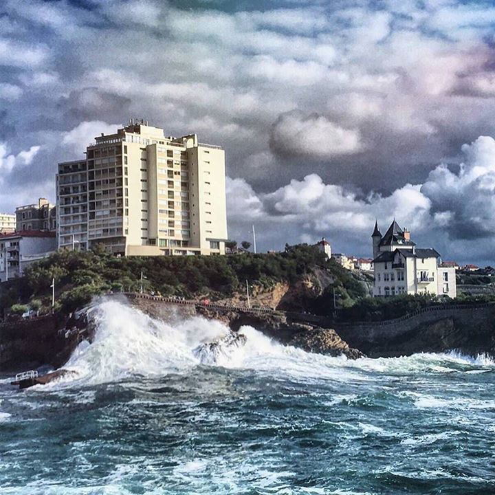 Paysbasquenet's tweet photo. Ciel de traîne, marin mets ton neoprène ... Avec @marielautard_ au #portvieux de #Biarritz Incroyable ! #paysbasqu… https://t.co/FV13JqVEND https://t.co/oLad7COlGM