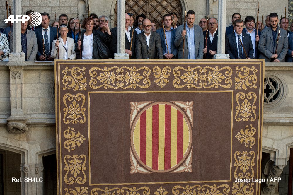 40 alcaldes catalanes, citados por la justicia para explicar su participación en el referéndum de independencia #AFP u.afp.com/4adn