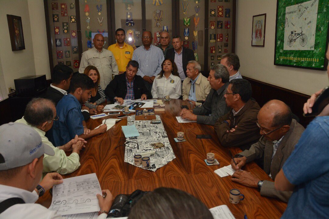 HenriFalconLara's tweet photo. El 15 de octubre los larenses derrotaremos a Maduro. Visita con el equipo de la Unidad al diario El Informador #18Sep https://t.co/NWgUVed764