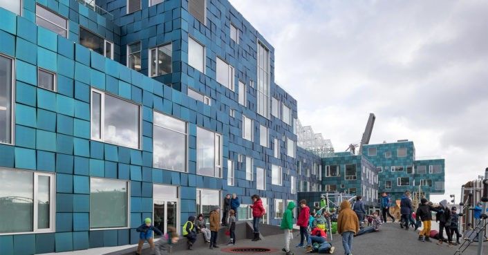 MikeHudema's tweet photo. Wow. This school in Denmark is completely covered in over 12,000 sea green #solar panels https://t.co/s1ArQEiFBu

#climate #renewables https://t.co/TonTVGk8q4