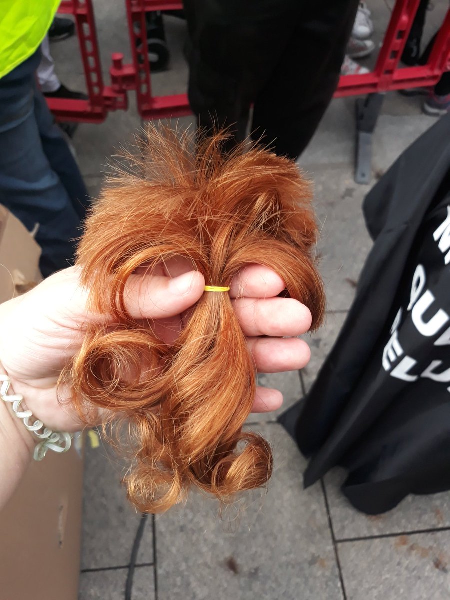 Rebecca_Trece's tweet photo. @lavecinarubia Aquí el pelazo cobrizo de mi niña de seis años, que ha querido darlo para nos nenes que no tienen pelito y con el suyo podrán sonreir. https://t.co/Xv3lJKHGdx