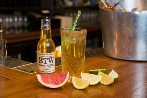 penge_food's tweet photo. The brilliant @btwdrinks in our mkt now. Made in Bermondsey, & busting the myth that tonic water is meant to be clear! #naturallyextracted https://t.co/XG6R0WyvZx