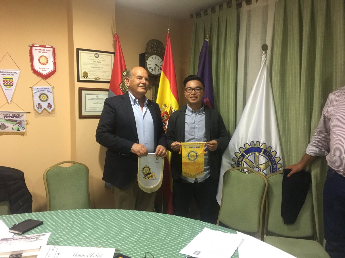 RotaryClubAvila's tweet photo. Intercambio de banderas entre #TouliuScience y #Ávilabonita #clubesrotarios https://t.co/2G8Y3geCon