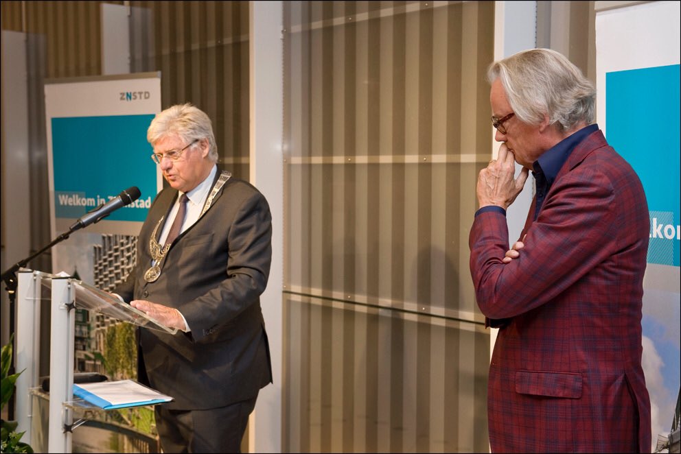 GemZaanstad's tweet photo. Architect @SjoerdSoeters krijgt Erepenning van Zaanstad uit handen van burgemeester Vreeman. Gefeliciteerd! https://t.co/tBXOtfqsE2 https://t.co/TW9YdKc9rn