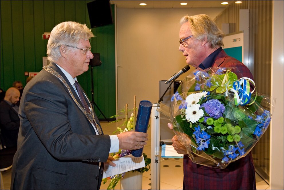 GemZaanstad's tweet photo. Architect @SjoerdSoeters krijgt Erepenning van Zaanstad uit handen van burgemeester Vreeman. Gefeliciteerd! https://t.co/tBXOtfqsE2 https://t.co/TW9YdKc9rn