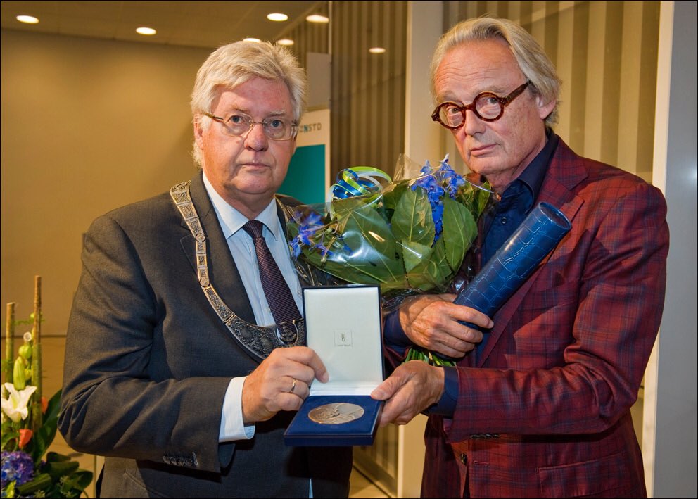 GemZaanstad's tweet photo. Architect @SjoerdSoeters krijgt Erepenning van Zaanstad uit handen van burgemeester Vreeman. Gefeliciteerd! https://t.co/tBXOtfqsE2 https://t.co/TW9YdKc9rn
