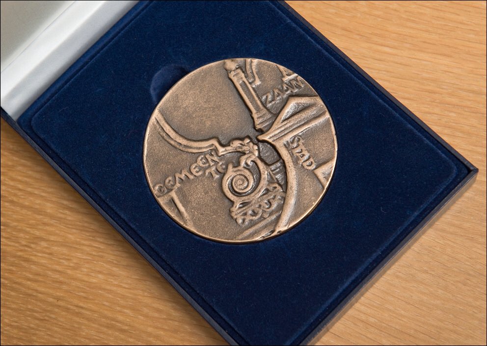 Architect <a href="/SjoerdSoeters/">Sjoerd Soeters</a> krijgt Erepenning van Zaanstad uit handen van burgemeester Vreeman. Gefeliciteerd! bit.ly/2xLCTCL