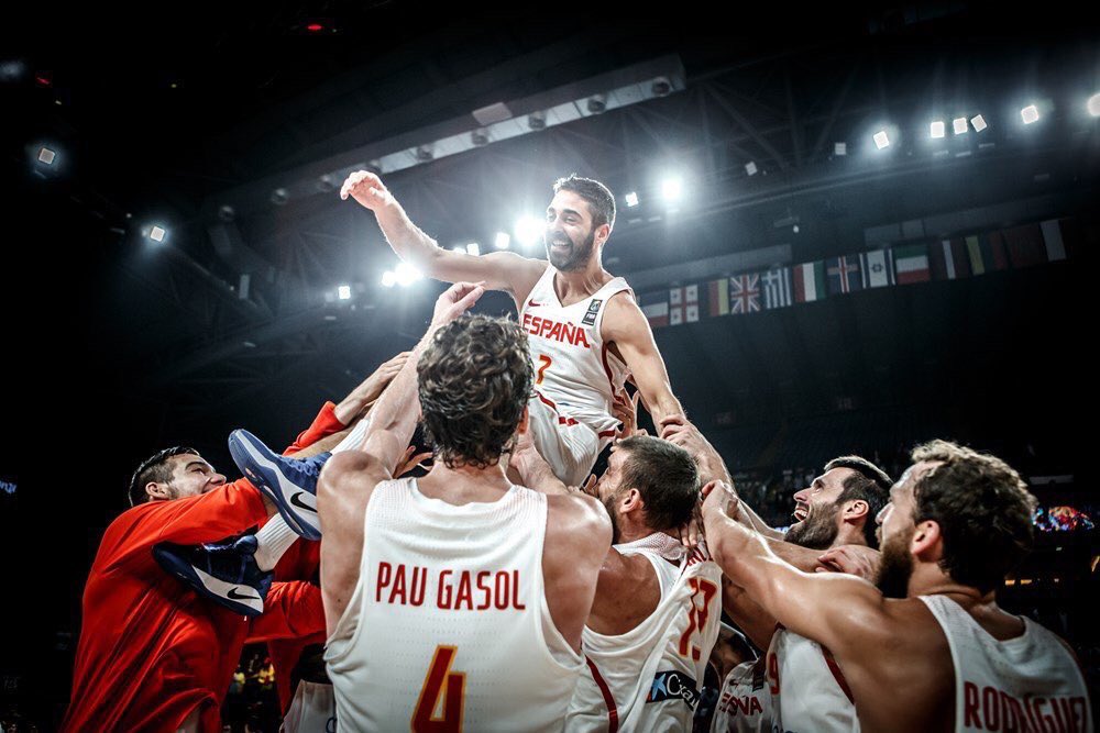InakiUrrutia's tweet photo. No sé de quién es la foto (sé que la colgó Fernando San Emeterio) pero me parece una de las fotos deportivas del año. #GraciasNavarro 💪🏼 https://t.co/kC3KNGVdEY