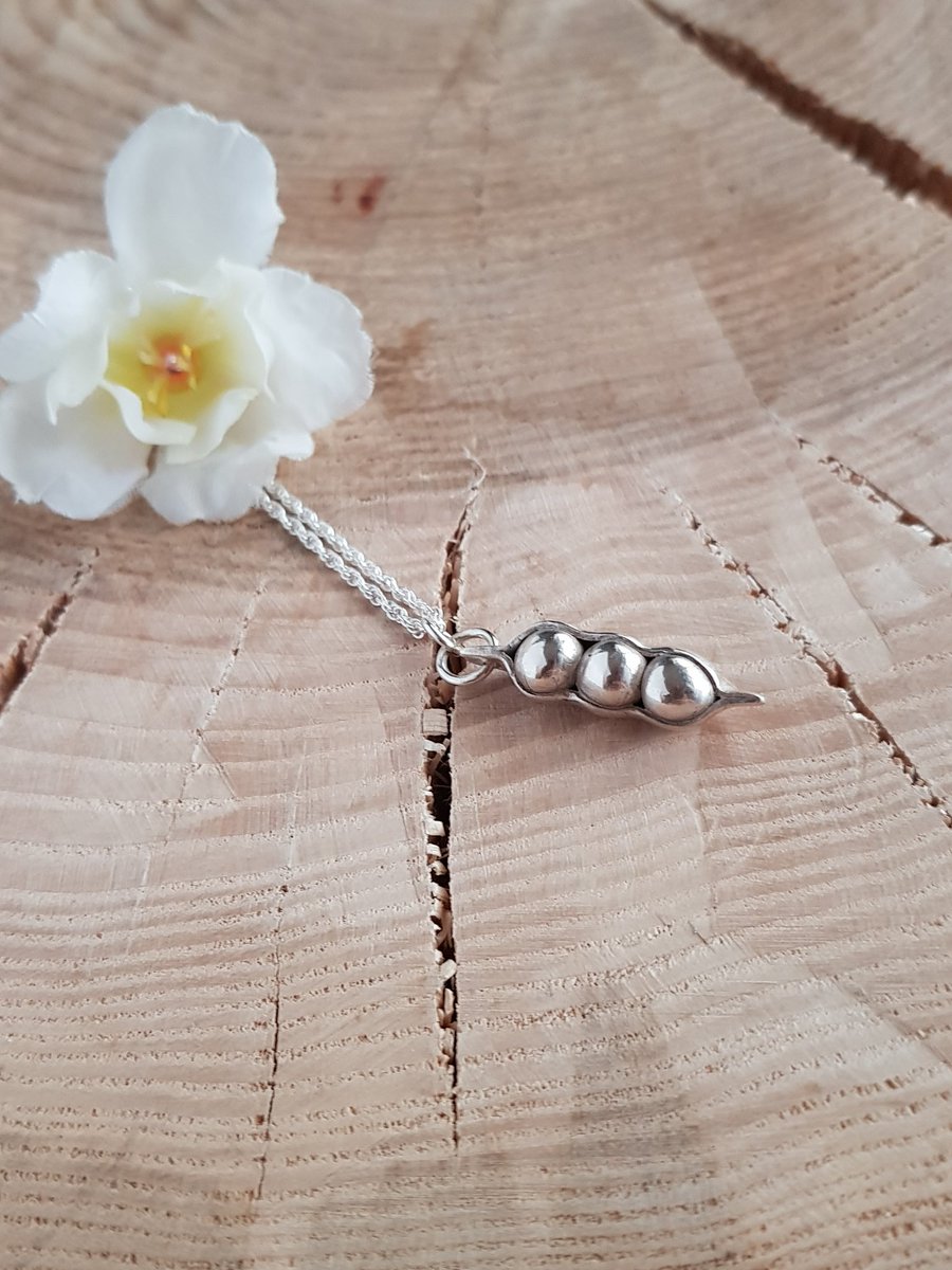 sterlingwork_rg's tweet photo. Handmade fine silver peas #handmade #peas #peasinapod #family #friends #love #personalised #together #norwich #finesilver #gifts #uniquegift https://t.co/htUr4G5DWk