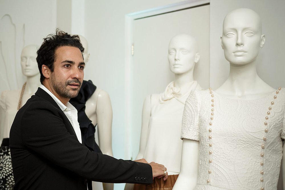 Acércate un poco más a <a href="/aCarlinOficial/">Alejandro Carlin</a>, el diseñador mexicano que cruza fronteras con sus creaciones. bit.ly/2xdOXva