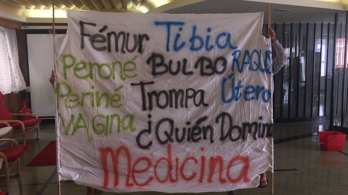 MedUVa2017's tweet photo. Ya se va gestando el Cancionero Médico. Se lo ponemos a huevo para que puedan ensayar esta noche. ¡No pringuen la cama, novatos! https://t.co/7Su0yU7f5z
