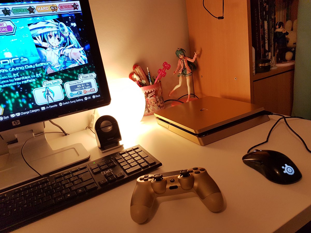 MimiLeah's tweet photo. Elle a merveilleusement bien trouvée sa place ♡ #ps4gold #HatsuneMiku #madoka_magica
(norage de mon clavier 😂) https://t.co/sw51LtZn8w