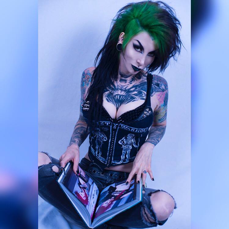 DeathRockOrg's tweet image. RazorCandi: Gothic Punk Deathrock Tattoo Pinup Icon is 5 stars on Amazon now
razorcandi.com/book.php