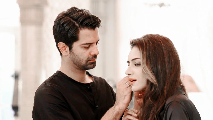 DasSushmita's tweet photo. That was a deliberate move. He knew Chandni was there.

Sasha log dekhenge to galat samjhenge. 😅😈

#IssPyaarKoKyaNaamDoon '3 https://t.co/7X9xhPvedD