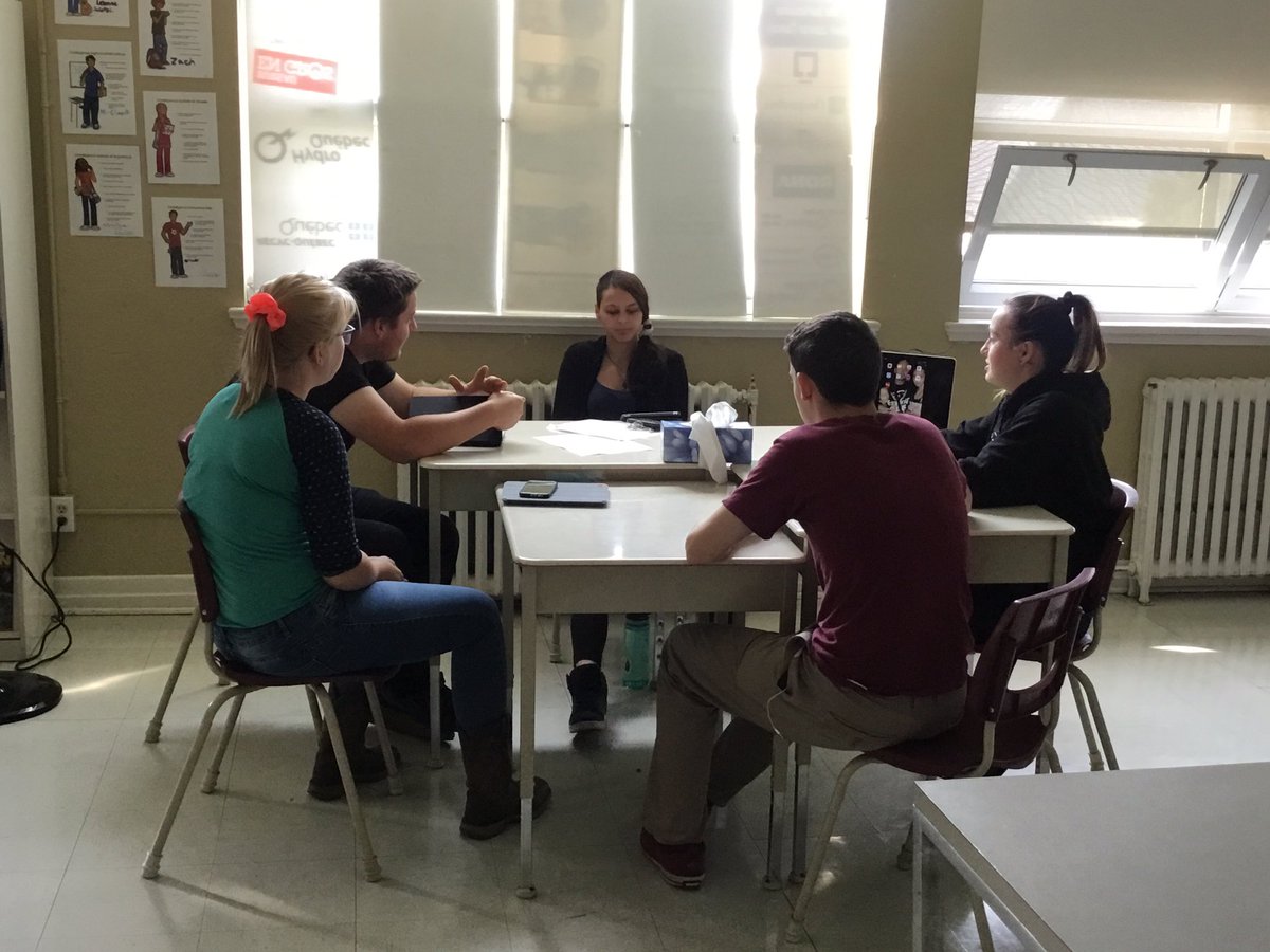 iPadBrigade's tweet photo. #cferb Des membres de la Brigade iPad à l'œuvre dans le groupe FMS @Kellyleclerc2 @9970500Anne @Sthilairecfer @Thomascote8 @0654202Beland https://t.co/y0TtnpWDZj