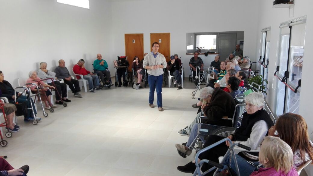 Munirivadavia1's tweet photo. Los abuelos del Hogar Huellas ya están utilizando el SUM inaugurado ayer. A disfrutarlo!!! @JUReynoso @FGSallaberTO https://t.co/l1dR7VLmfJ