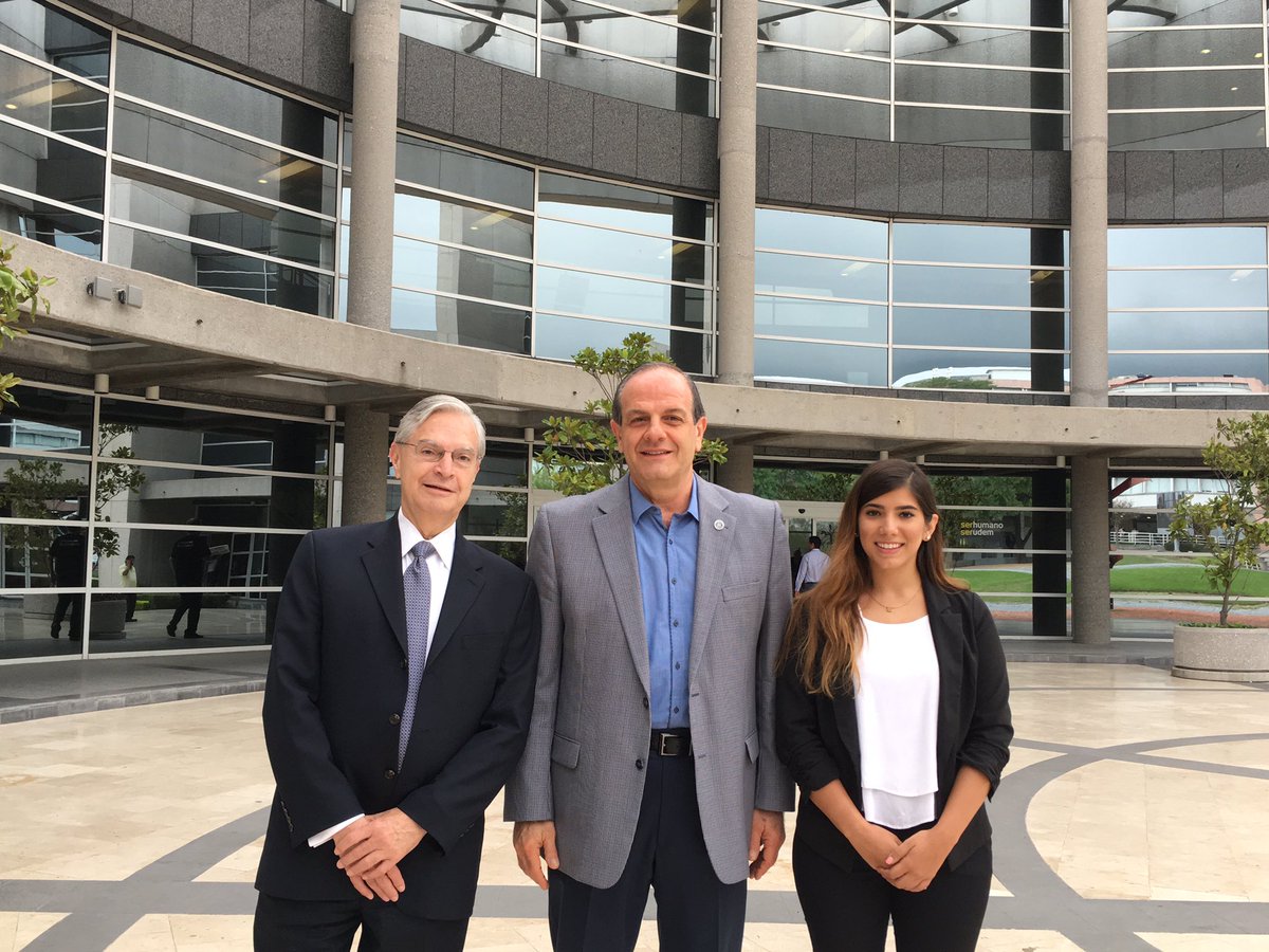 antoniojdieck's tweet photo. Con el fin de dialogar con nuestros alumnos sobre la relación bilateral México-EE. UU., nos visita @luisederbez. Un gusto tenerte en @UDEM. https://t.co/8ylZGBXThf