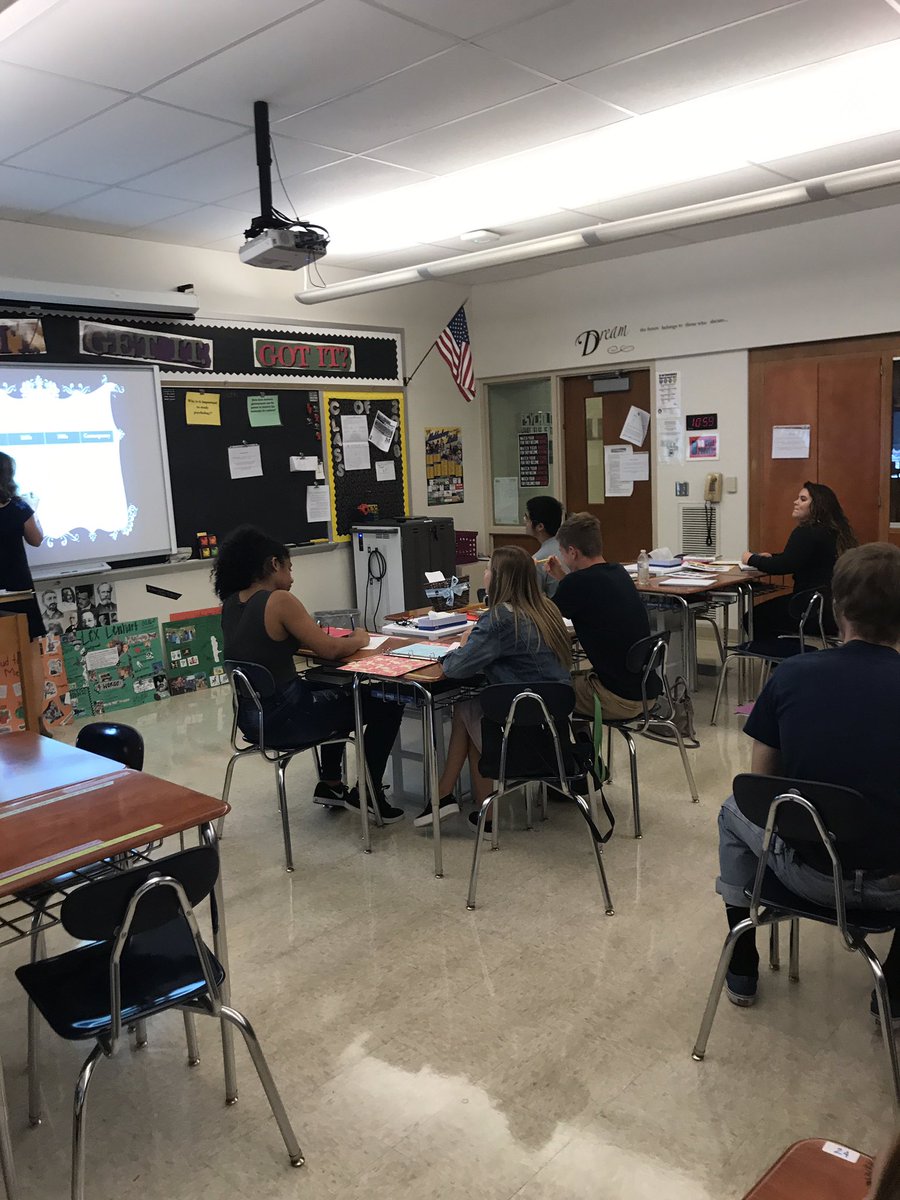 AlFutrick's tweet photo. Ms. Weaver's Pyschology class using graphic organizers to compare/contrast influential psychologists #communicationmonday @muhlsd https://t.co/KTi3IdrOwM
