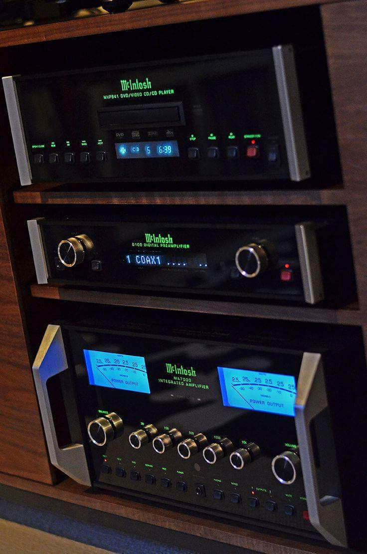 Berny2876's tweet photo. #McIntosh MA7000 #integratedAmp with MVP841 #universalPlayer running through the D100 digital #preamp. https://t.co/UY22cuB5CH