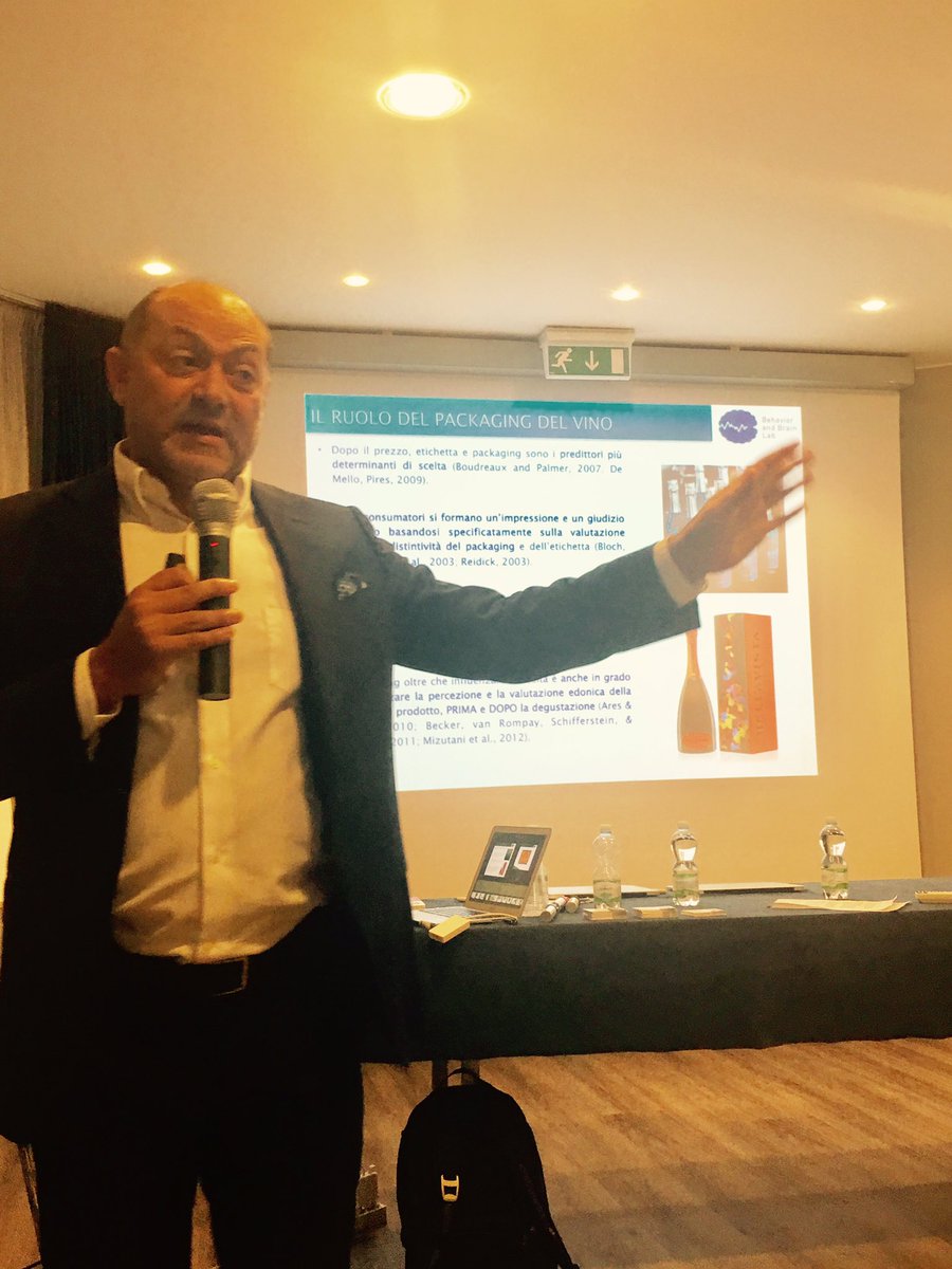 WineMeridian's tweet photo. Vincenzo Russo al #WEMday organizzato da @WinePeople e @WineMeridian spiega il ruolo del packaging nel successo del vino https://t.co/p2MVOw051S