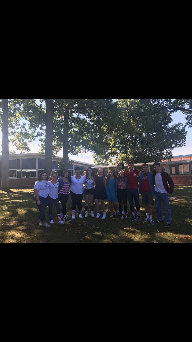 Alina_Offerman's tweet image. Starting homecoming week off right🇺🇸 #LN2018 @LNSPORTS