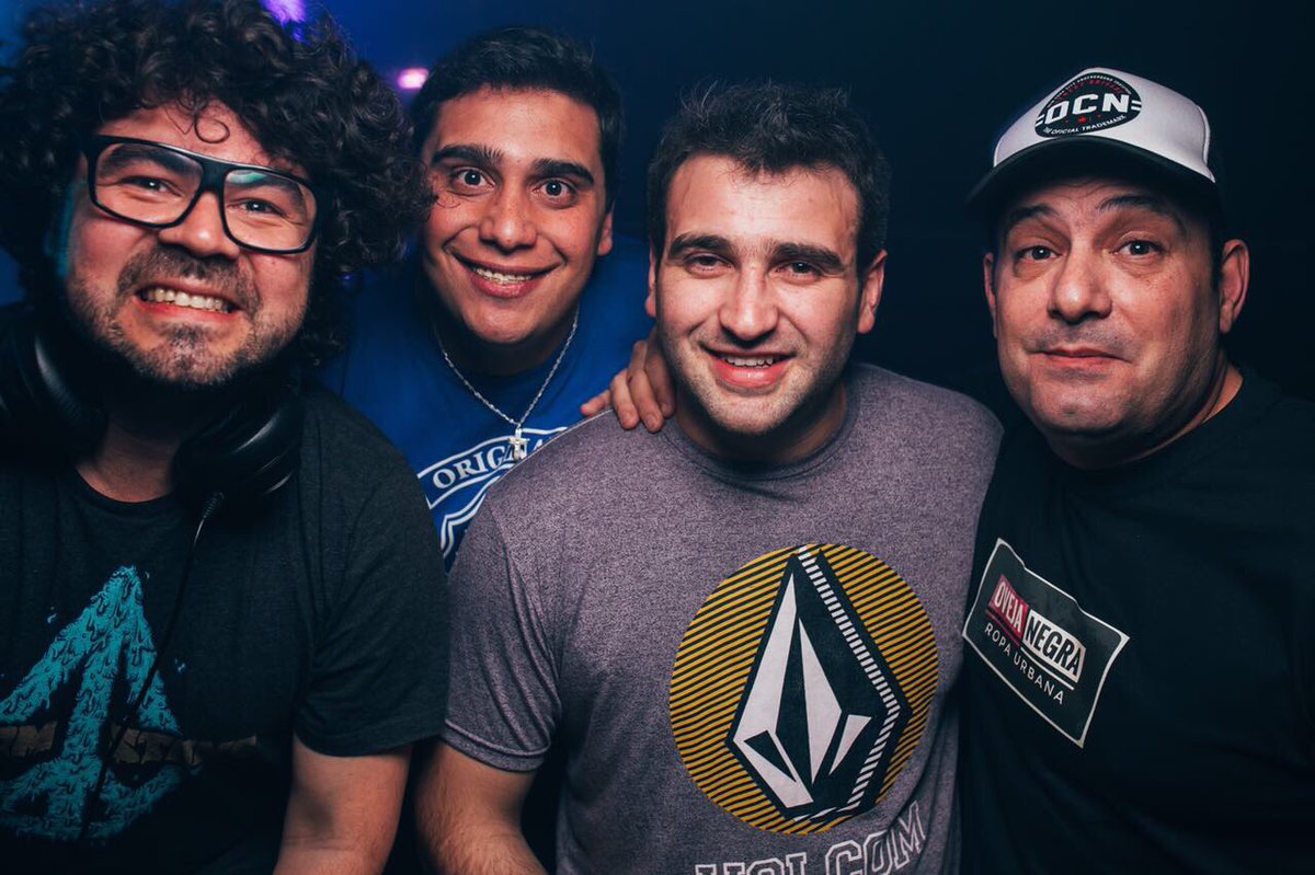 DjJaviDiaz's tweet photo. Una del finde con amigos! #popenllamas #amigos #musicfriends #djlife https://t.co/cntBPnSNQn