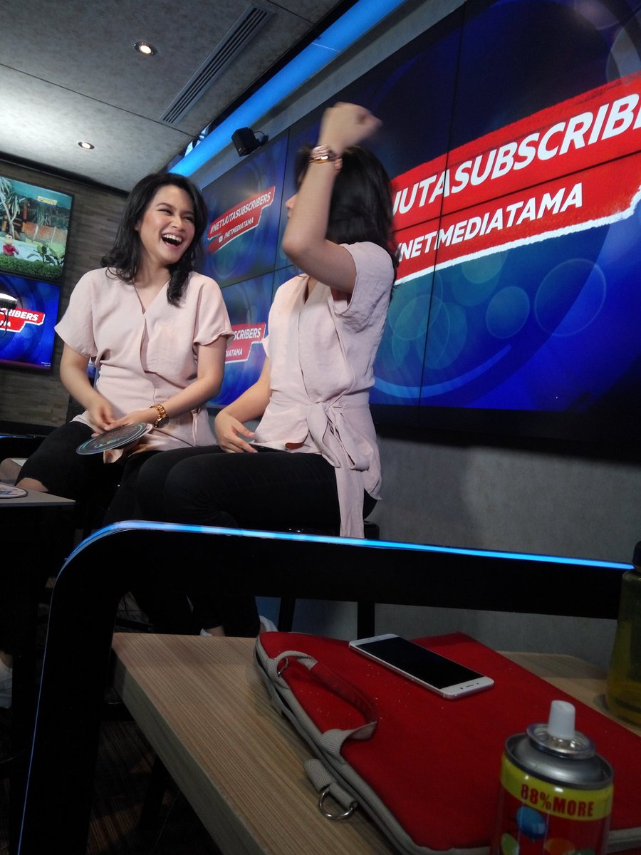 AyuMashari's tweet photo. Keseruan live Youtube @netmediatama @TwindyRarasati & @TwindaRarasati kembar tapi beda, tapi sama-sama suka ngelawak😂 #NET1jutaSubscribers https://t.co/e3mf1uaeSZ
