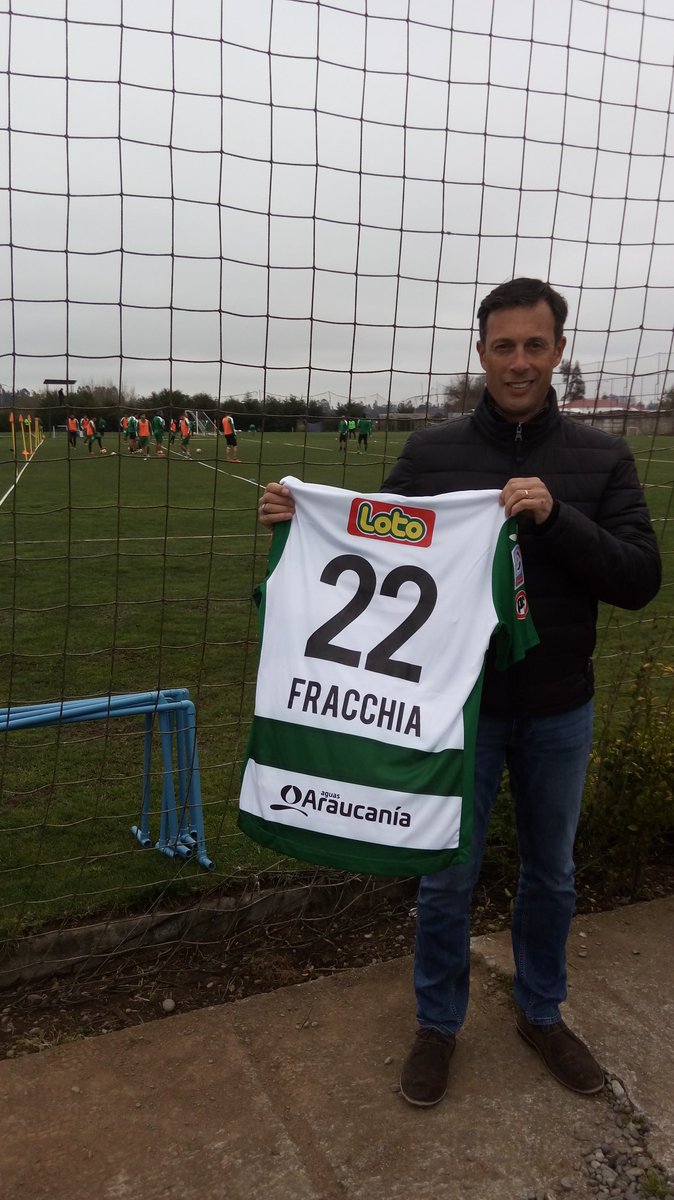 Temucooficial's tweet photo. Visita ilustre en la práctica de hoy.
Marcelo Fracchia 👏👏👏👏
#FelicesFiestas #VamosTemuco https://t.co/uGYxzbOHQM