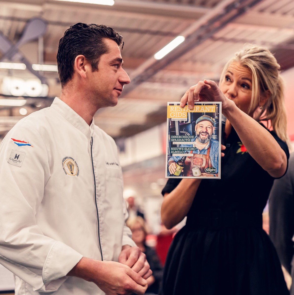 Vandaag kreeg meesterchefkok <a href="/LarsvanGalen/">Lars van Galen</a> de eerste échte restaurantgids van Almelo uitgereikt tijdens de opening! #Sligro #Almelo