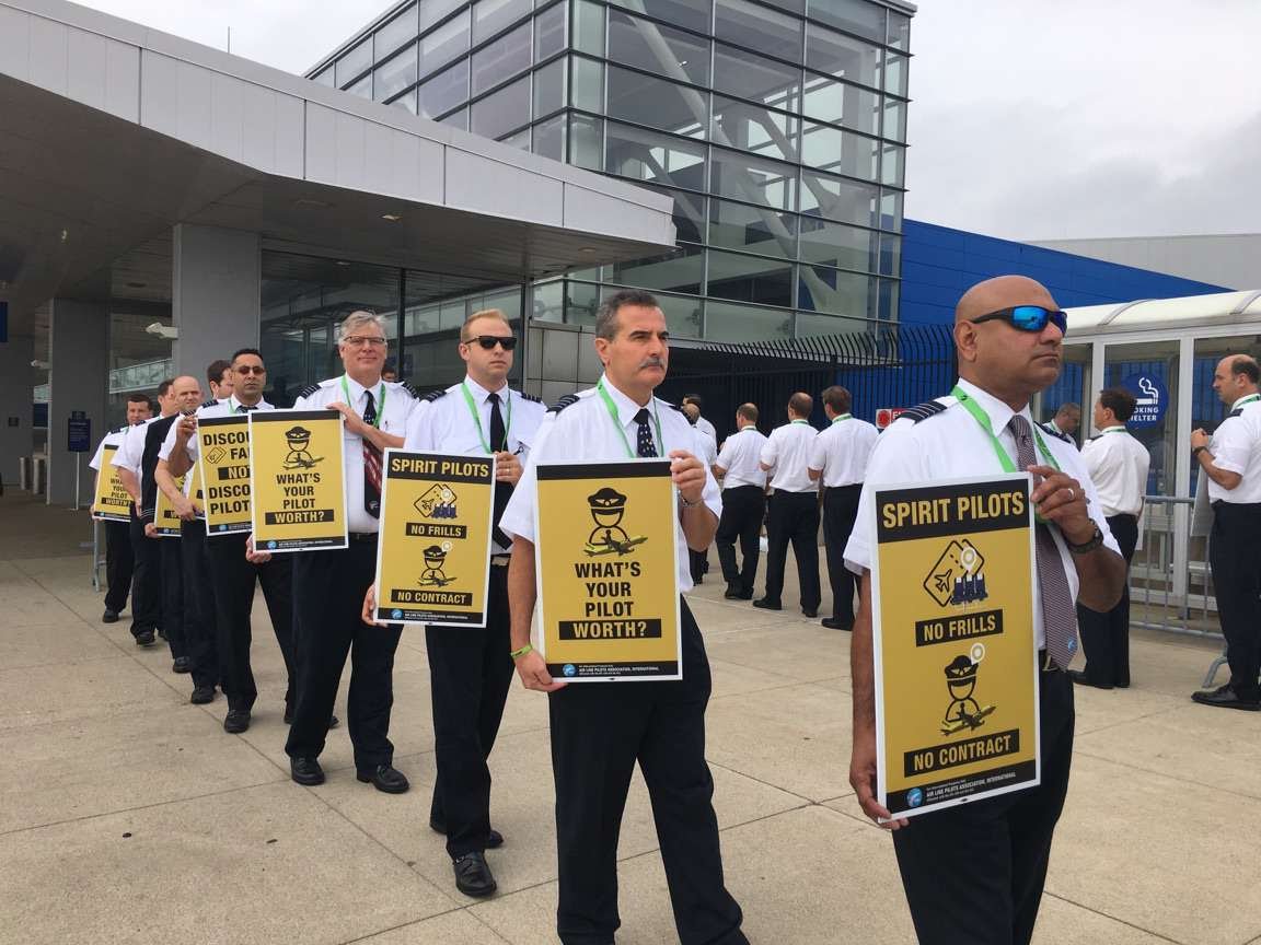 SpiritMEC_ALPA's tweet photo. Spirit pilots are on the line right now at DTW Airport for an informational picket in support of a new contract. https://t.co/T6YAY59JLm