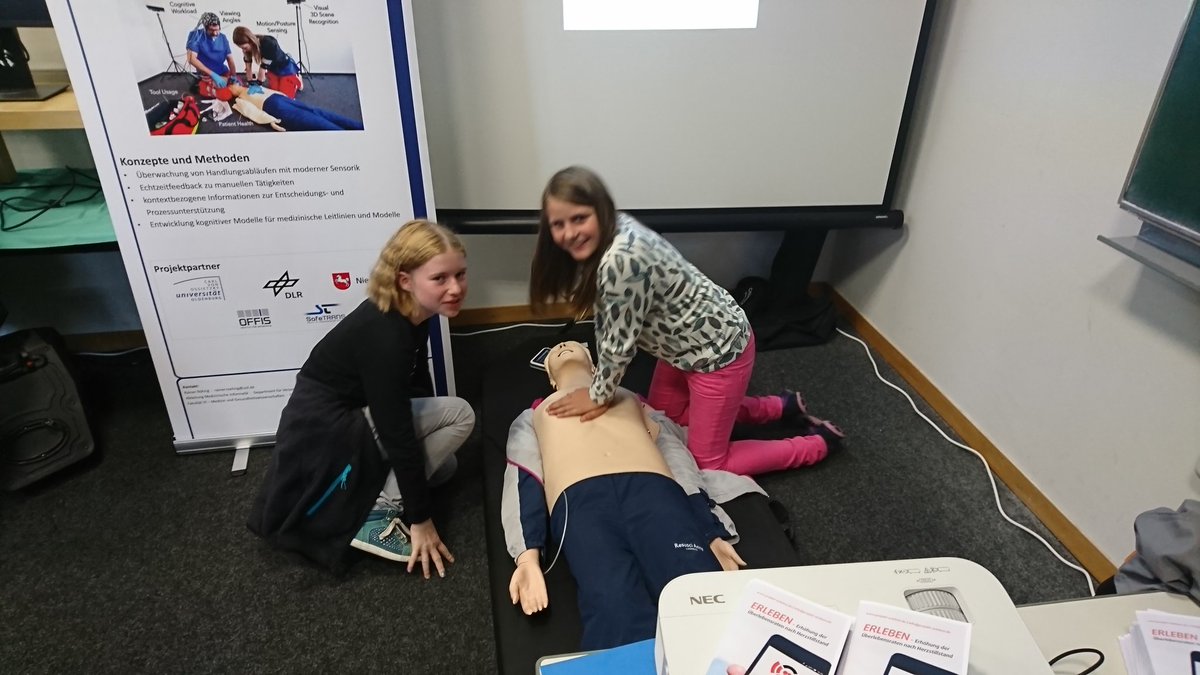 SelyMania's tweet photo. Aktion gibt's in #MIErleben auf #gmds2017 @Med_Informatik https://t.co/dpFIzEQb1M