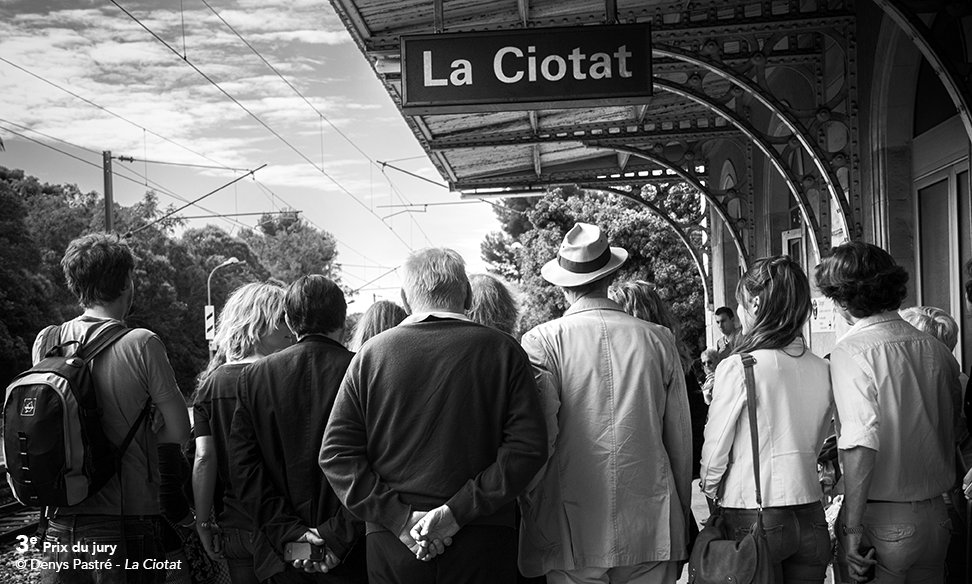 SNCFVoyageurs's tweet photo. Scène finale de notre concours #Cinétrain 🎬 : notre jury de pros a délibéré pour désigner les 📷 gagnantes ! Bravo à ces 3 photographes 😉 https://t.co/TdpjeBSsIl