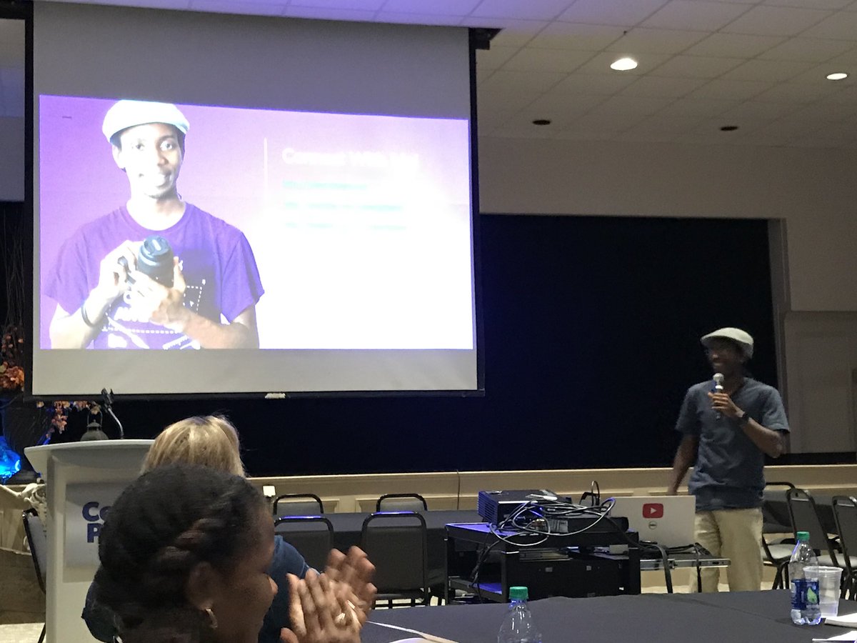 cielodlp's tweet image. #Bloggycon17 was full of goodness! I learned so much from everyone. Here’s @robertoblake dropping some knowledge on us! #bloggycon