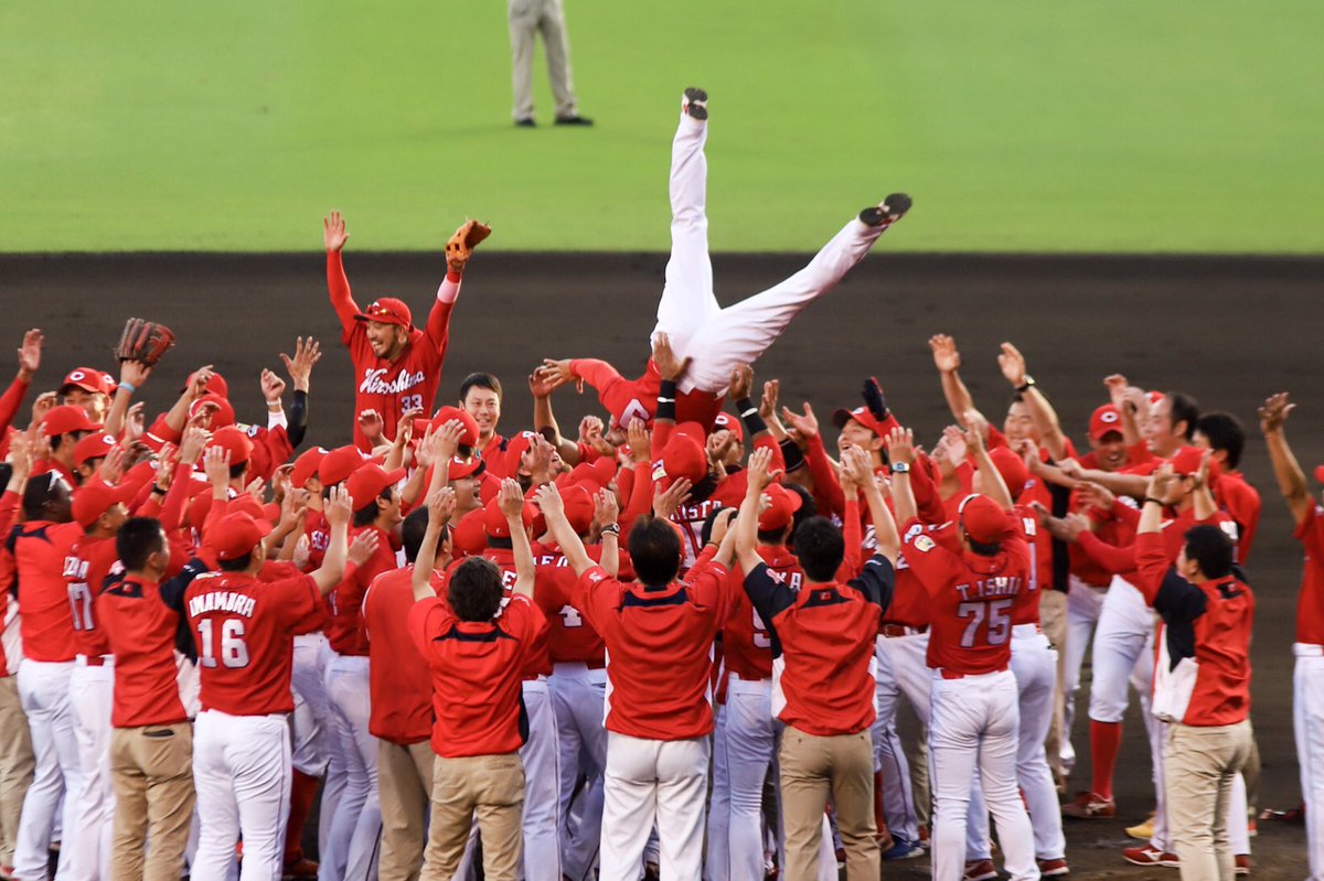 carp_082's tweet photo. 20170918 甲子園球場
胴上げあぶなすぎて😭笑
#carp #カープ #セリーグ優勝 https://t.co/KIHRedEU8E