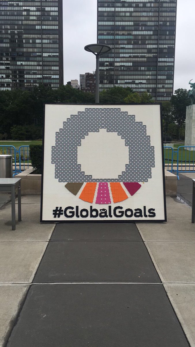 TheGlobalGoals's tweet photo. Wow! Check out the #GlobalGoals Lego statue being built at the @UN 👀 https://t.co/QdCH8gkDpd