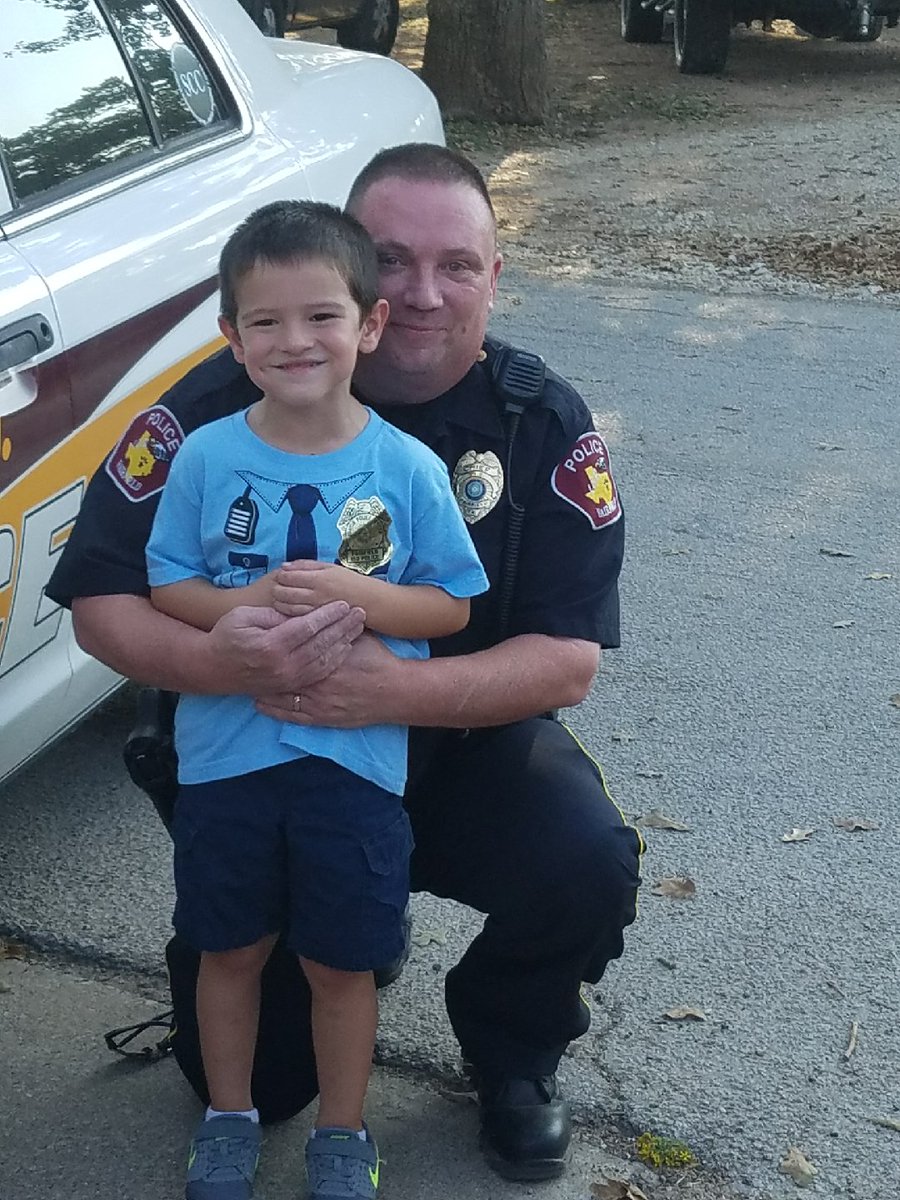 FairfieldISD's tweet image. Office Barlow does an extraordinary job providing support to our community. Thank you for your service! #FISDlearn