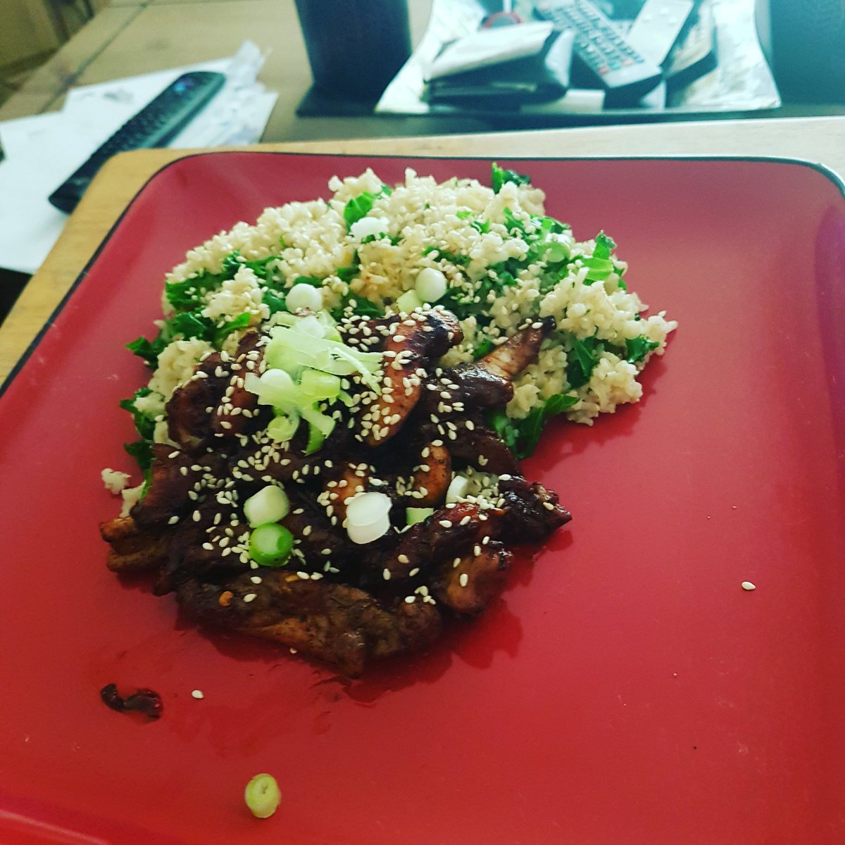WesleyStevenso7's tweet photo. tonight sticky sesame soy chilli and garlic chicken with brown rice and kale #HealthyEating #eating #cleaneating #healthy #menthatcancook https://t.co/kTFZIp8zOt