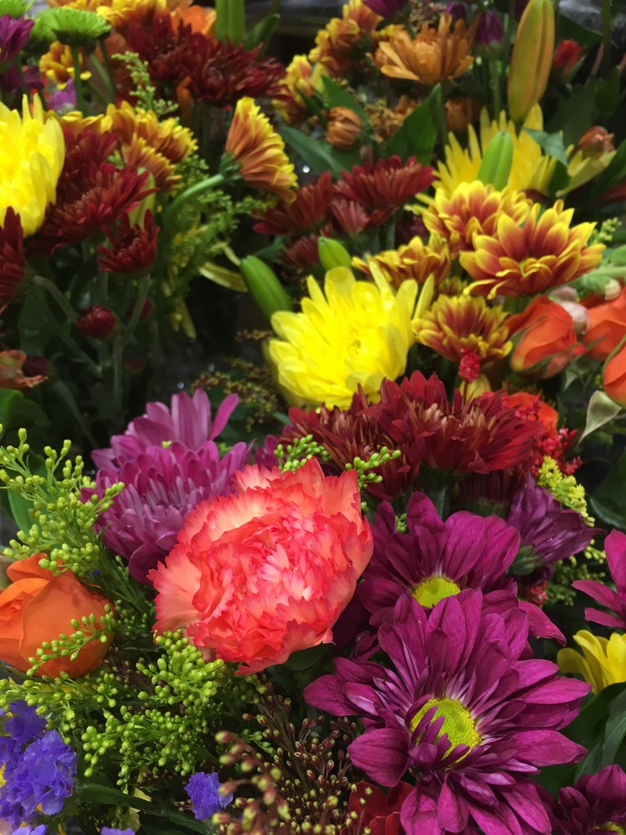 ChampagneMarket's tweet photo. Fresh flowers to brighten your Monday #ChampagnesMarket #ShopLocal https://t.co/kNrqLizSKe