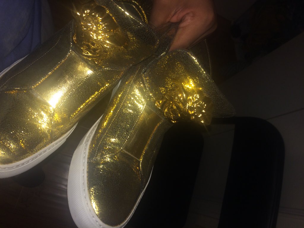 ogkeefs's tweet image. Catch up niggas i be fly asf at school versace shoes
