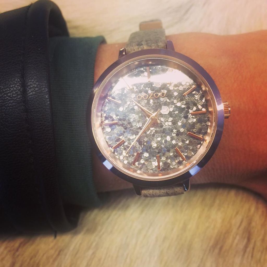 YasmineReck's tweet photo. When life gives you monday...dip it in glitter and sparkle all day ✨ #watch #oozoo #fashion #watchesofinstagram #watchporn #style #watchadd… https://t.co/zyFoIYOYHc