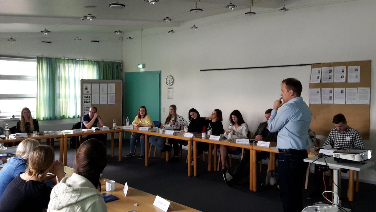 dbjugendwerk's tweet photo. "Warum vertrauen wir anderen?" - Prof. Dr. A. Munzinger diskutiert mit den Teilnehmern des #IKB2017 https://t.co/KivZyLQjxi