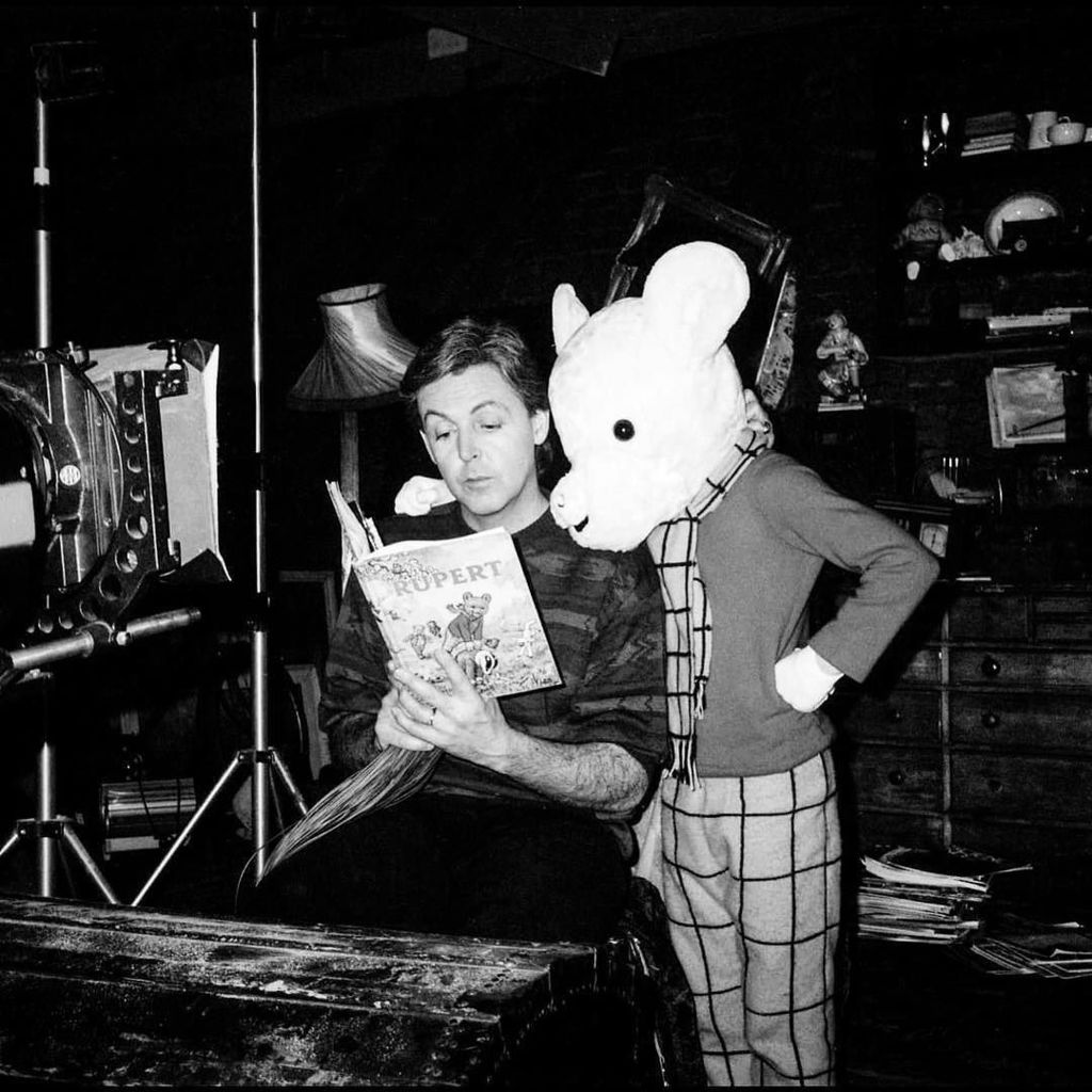 Kind buds. #kindbuds #paulmccartney #macca #rupertthebear #unclear #oddscene #unlikelycombo #wackyanimals #maccamo… ift.tt/2xLXCpQ