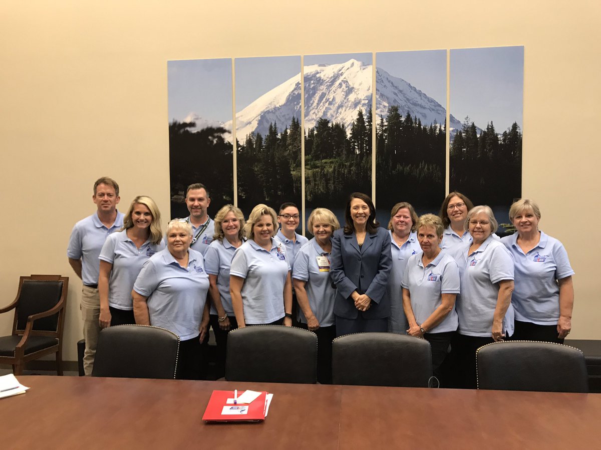 ACS_CAN_WA's tweet photo. Great to see @SenatorCantwell last week in DC during #cancerlobbyday! Thx for being an ally in the fight against #cancer! https://t.co/bwqd9qSqpM