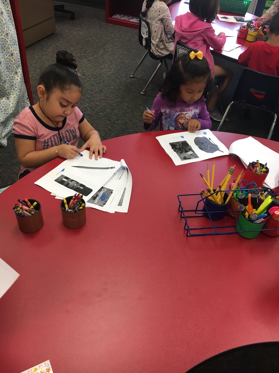 MsBoyce161's tweet photo. Kindergarteners practicing reading sight words @SerenaHills_161 @Floss161EL Happy Monday! https://t.co/Yc0DaFgJdA