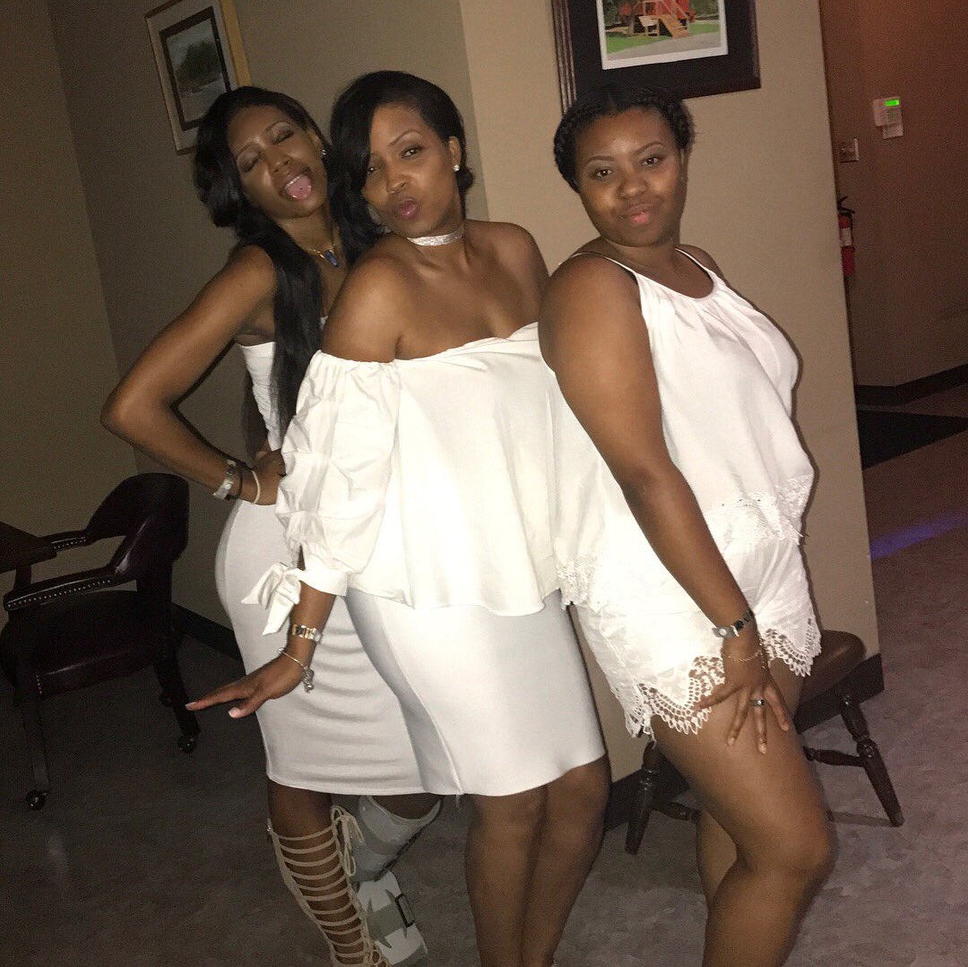 Lovee_Sheaa's tweet photo. Our personalities in one picture https://t.co/bPxd3s7BGm