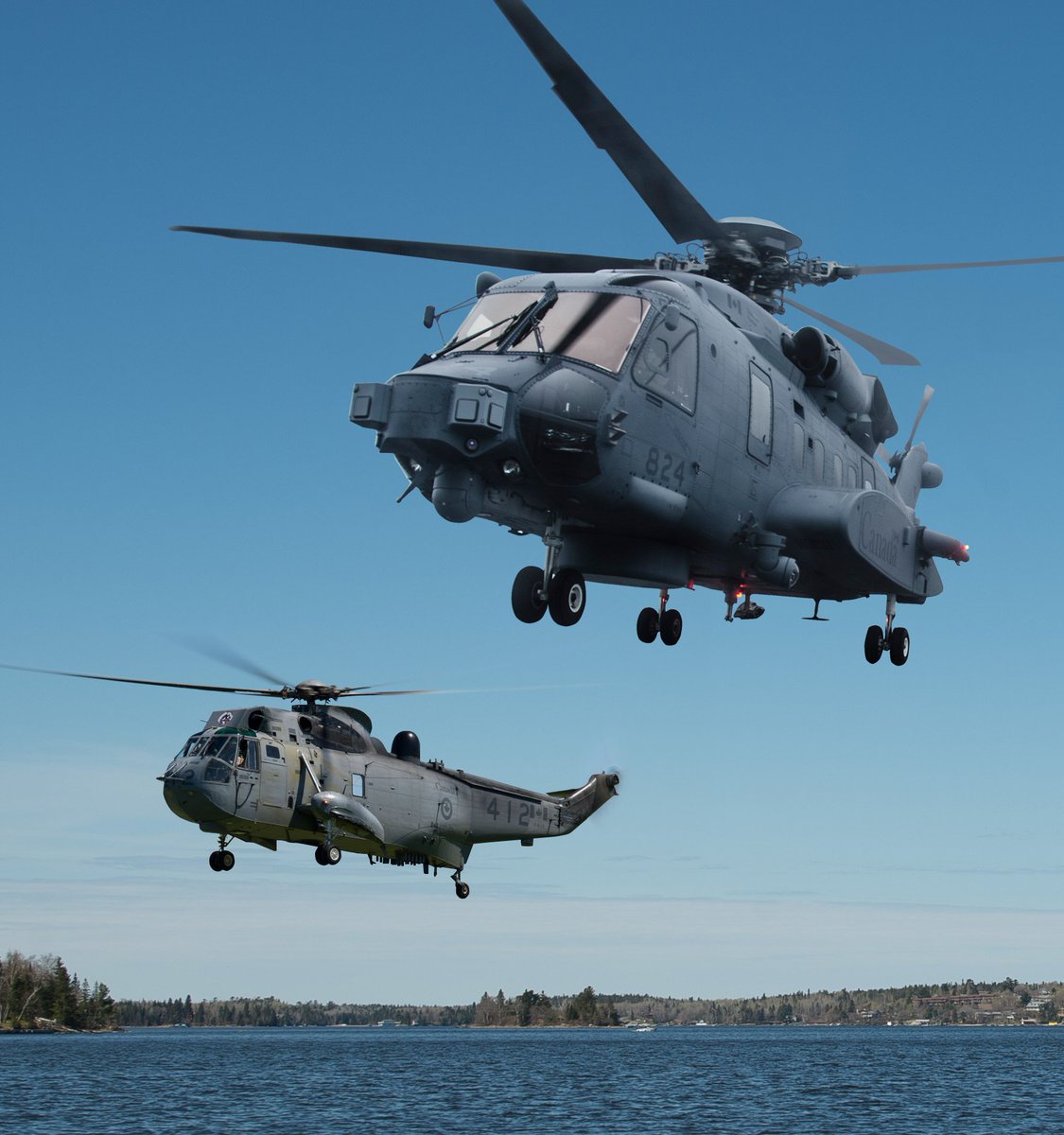 RCAF_ARC's tweet photo. Training for aircrew to convert from CH-124 Sea King helicopter to CH-148 Cyclone is underway at 12 Wing Shearwater: https://t.co/0UOz71ZMXl https://t.co/zejRaF8dhx
