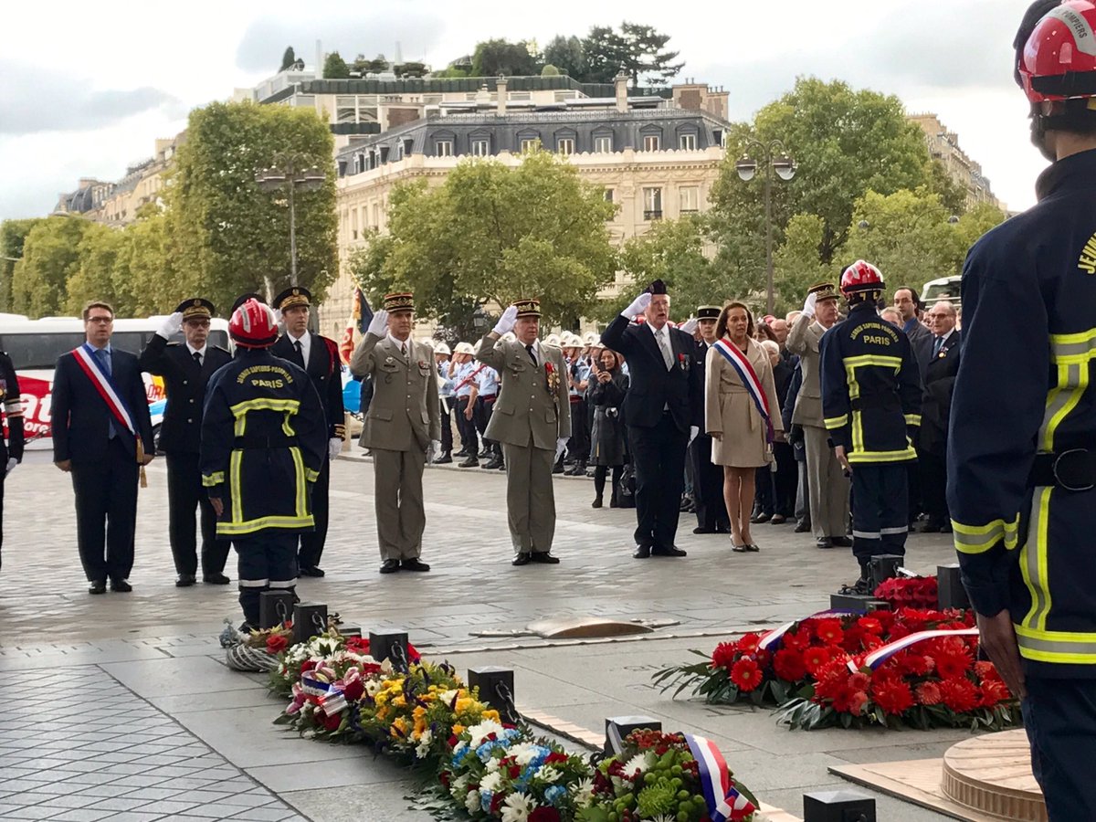 geoffroyboulard's tweet photo. Ravivage de la Flamme 🔥 sous l'Arc de Triomphe avec les @PompiersParis et @brigitte_kuster pour l'anniversaire de la création du bataillon https://t.co/4sAaIXgXUB