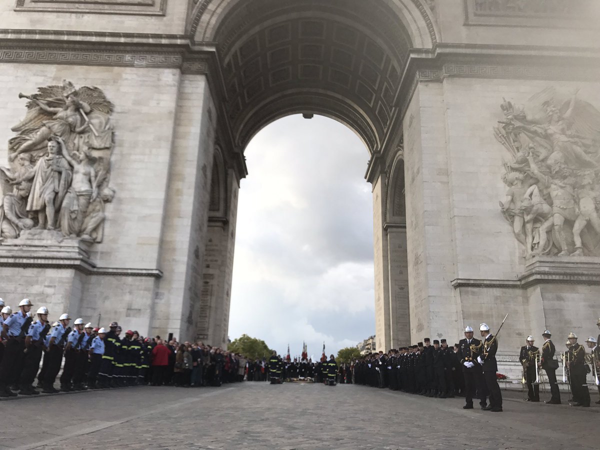 geoffroyboulard's tweet photo. Ravivage de la Flamme 🔥 sous l'Arc de Triomphe avec les @PompiersParis et @brigitte_kuster pour l'anniversaire de la création du bataillon https://t.co/4sAaIXgXUB