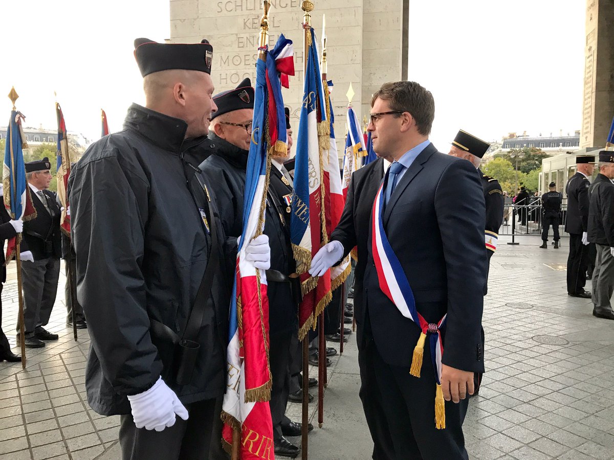 geoffroyboulard's tweet photo. Ravivage de la Flamme 🔥 sous l'Arc de Triomphe avec les @PompiersParis et @brigitte_kuster pour l'anniversaire de la création du bataillon https://t.co/4sAaIXgXUB